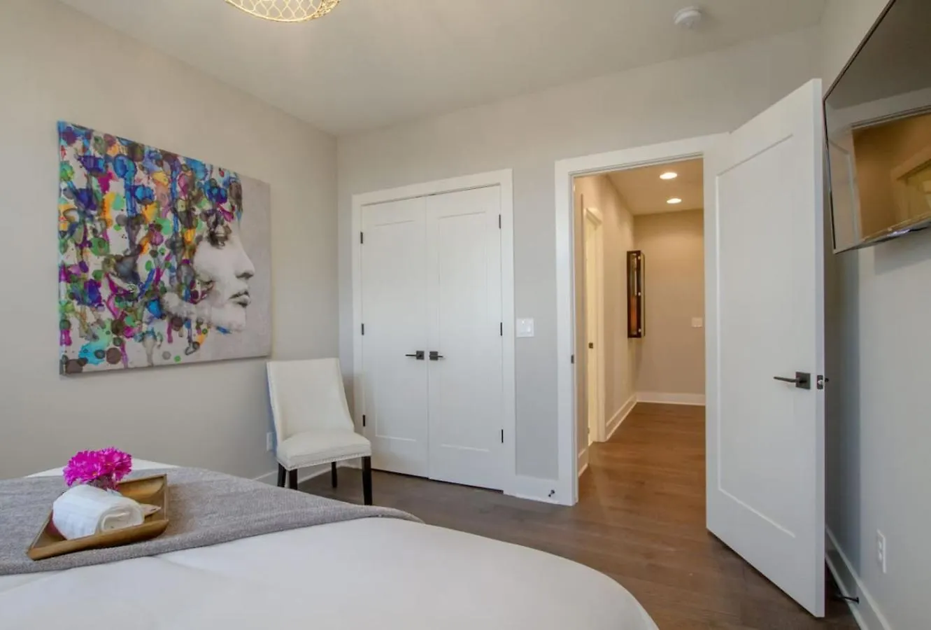 Holiday home The Dove Downtown Modern Huge Rooftop Deck Gulch Nashville